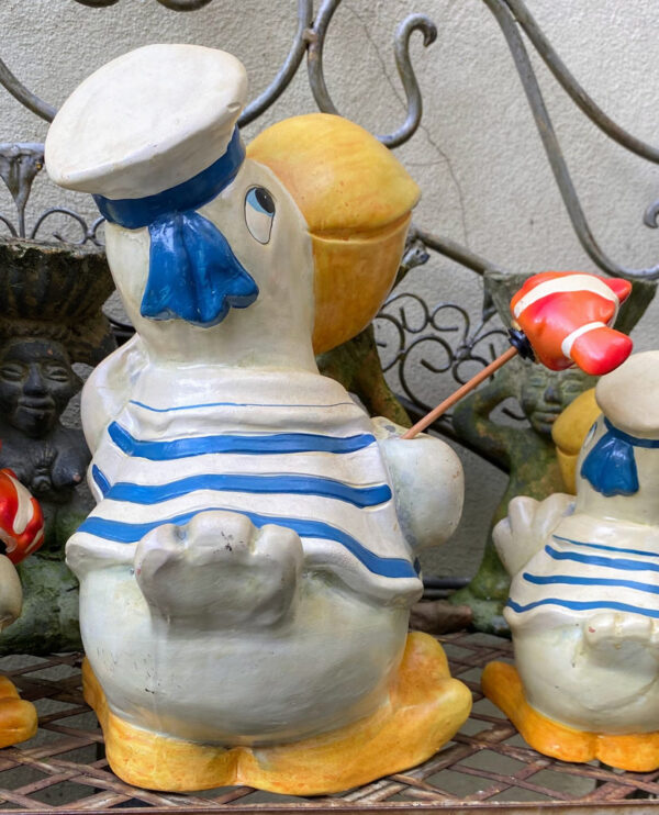 Prachtige handgeschilderde vissende pelikaanfamilie in matrozenpak – Charming hand-painted pelican family in sailor outfits – 20th C