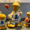 Prachtige handgeschilderde vissende pelikaanfamilie in matrozenpak – Charming hand-painted pelican family in sailor outfits – 20th C