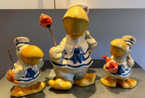 Prachtige handgeschilderde vissende pelikaanfamilie in matrozenpak – Charming hand-painted pelican family in sailor outfits – 20th C