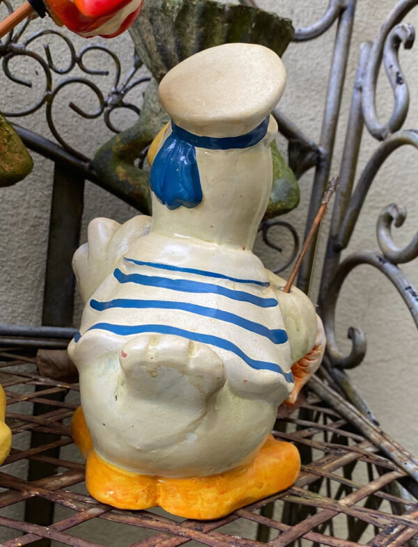 Prachtige handgeschilderde vissende pelikaanfamilie in matrozenpak – Charming hand-painted pelican family in sailor outfits – 20th C