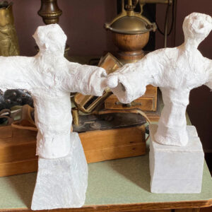 Prachtige naïeve gipsgaas sculpturen van twee speelse figuren – Charming naïve plaster gauze sculptures of playful figures – 20th C