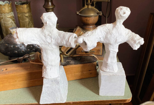 Charming naïve plaster gauze sculptures of playful figures – 20th C (1) Prachtige naïeve gipsgaas sculpturen van twee speelse figuren – Charming naïve plaster gauze sculptures of playful figures – 20th C
