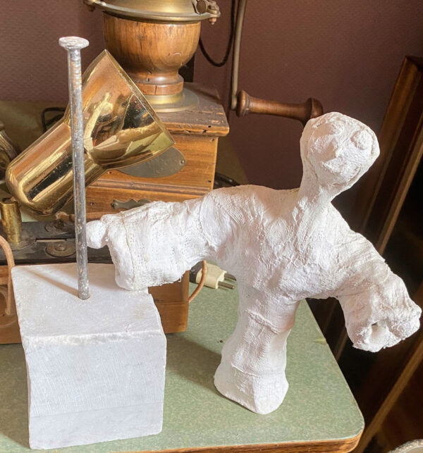 Charming naïve plaster gauze sculptures of playful figures – 20th C (13) Prachtige naïeve gipsgaas sculpturen van twee speelse figuren – Charming naïve plaster gauze sculptures of playful figures – 20th C