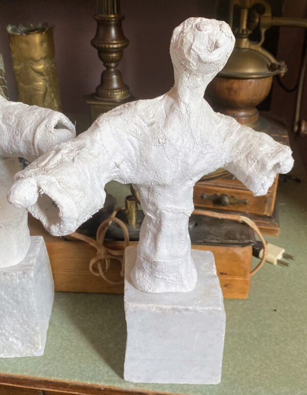 Charming naïve plaster gauze sculptures of playful figures – 20th C (16) Prachtige naïeve gipsgaas sculpturen van twee speelse figuren – Charming naïve plaster gauze sculptures of playful figures – 20th C
