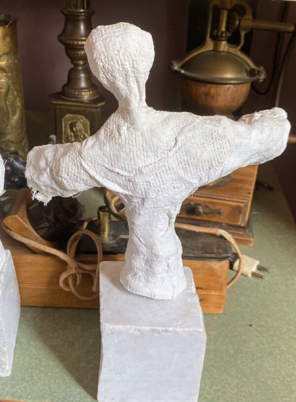 Charming naïve plaster gauze sculptures of playful figures – 20th C (18) Prachtige naïeve gipsgaas sculpturen van twee speelse figuren – Charming naïve plaster gauze sculptures of playful figures – 20th C