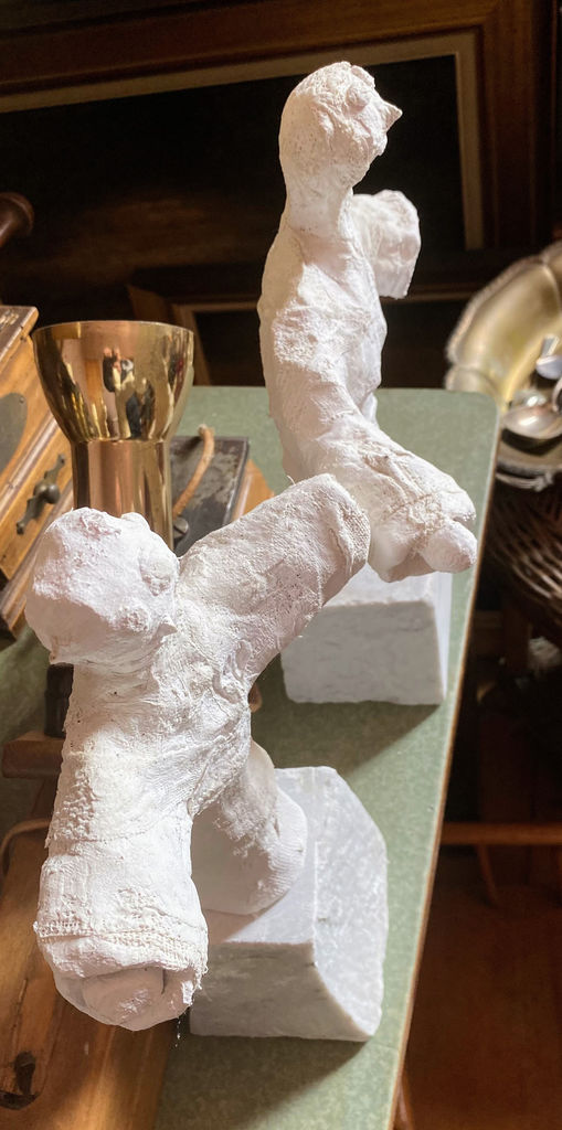 Charming naïve plaster gauze sculptures of playful figures – 20th C (2) Prachtige naïeve gipsgaas sculpturen van twee speelse figuren – Charming naïve plaster gauze sculptures of playful figures – 20th C