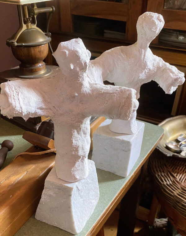 Charming naïve plaster gauze sculptures of playful figures – 20th C (3) Prachtige naïeve gipsgaas sculpturen van twee speelse figuren – Charming naïve plaster gauze sculptures of playful figures – 20th C
