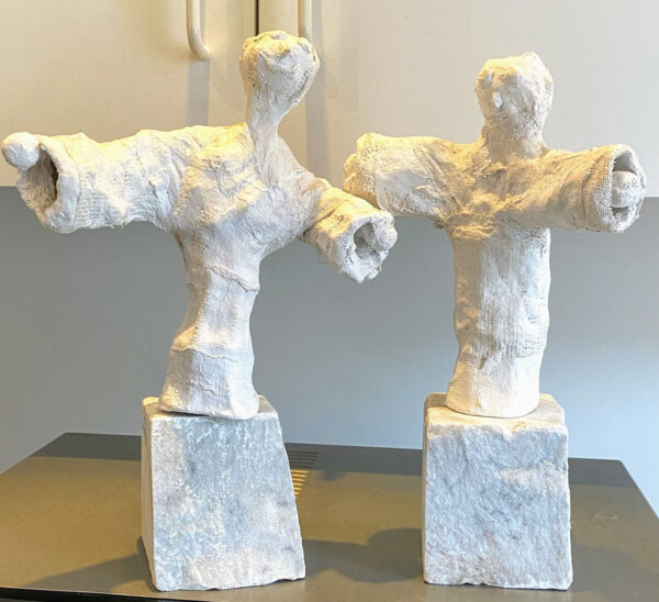 Charming naïve plaster gauze sculptures of playful figures – 20th C (4) Prachtige naïeve gipsgaas sculpturen van twee speelse figuren – Charming naïve plaster gauze sculptures of playful figures – 20th C