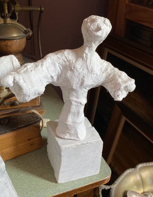 Charming naïve plaster gauze sculptures of playful figures – 20th C (6) Prachtige naïeve gipsgaas sculpturen van twee speelse figuren – Charming naïve plaster gauze sculptures of playful figures – 20th C