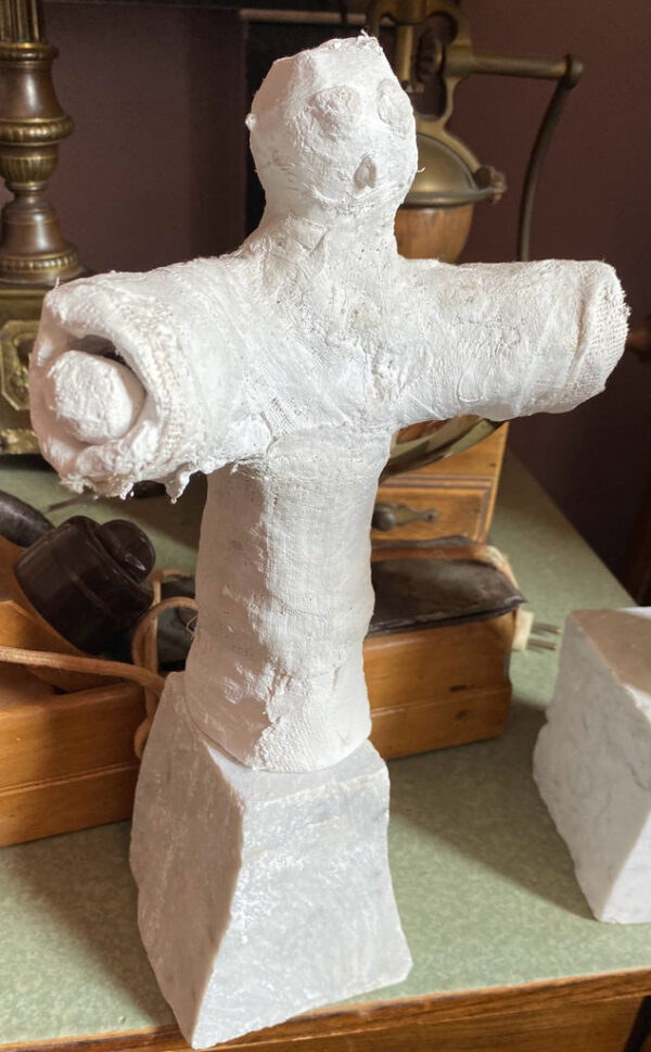 Charming naïve plaster gauze sculptures of playful figures – 20th C (7) Prachtige naïeve gipsgaas sculpturen van twee speelse figuren – Charming naïve plaster gauze sculptures of playful figures – 20th C