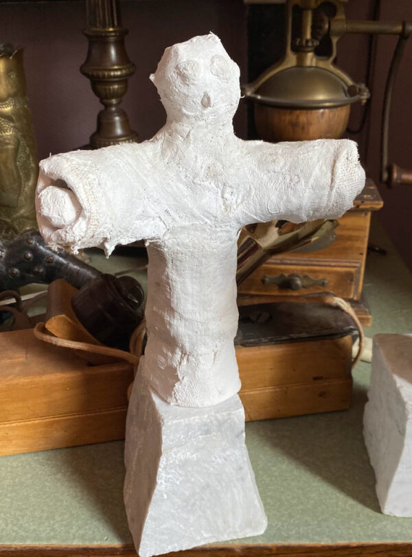 Charming naïve plaster gauze sculptures of playful figures – 20th C (8) Prachtige naïeve gipsgaas sculpturen van twee speelse figuren – Charming naïve plaster gauze sculptures of playful figures – 20th C