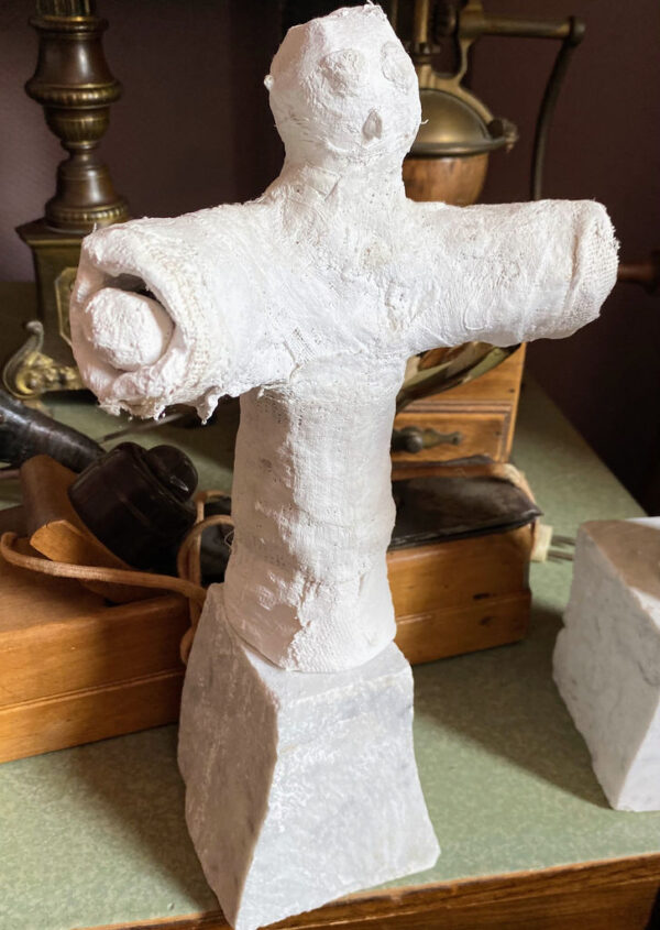 Charming naïve plaster gauze sculptures of playful figures – 20th C (9) Prachtige naïeve gipsgaas sculpturen van twee speelse figuren – Charming naïve plaster gauze sculptures of playful figures – 20th C