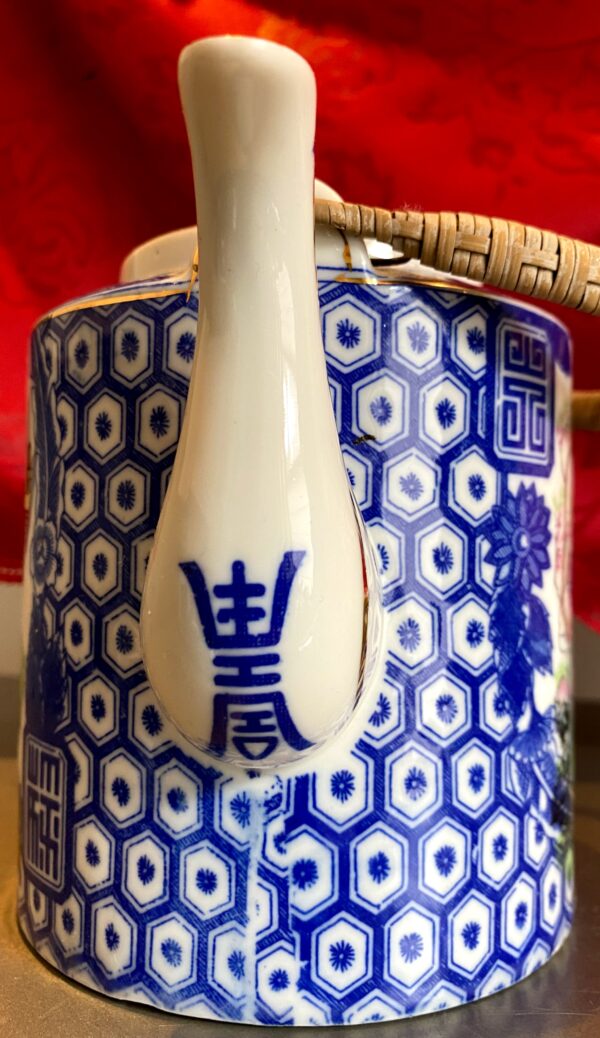 Chinese vintage Famille rose porseleinen theepot met poëzie en schoonheden | Chinese Famille Rose porcelain teapot with poetry & beauties – 20th century