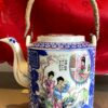 Chinese vintage Famille rose porseleinen theepot met poëzie en schoonheden | Chinese Famille Rose porcelain teapot with poetry & beauties – 20th century