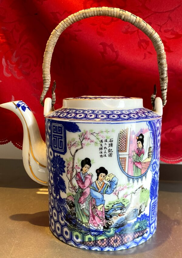 Chinese vintage Famille rose porseleinen theepot met poëzie en schoonheden | Chinese Famille Rose porcelain teapot with poetry & beauties – 20th century