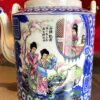 Chinese vintage Famille rose porseleinen theepot met poëzie en schoonheden | Chinese Famille Rose porcelain teapot with poetry & beauties – 20th century