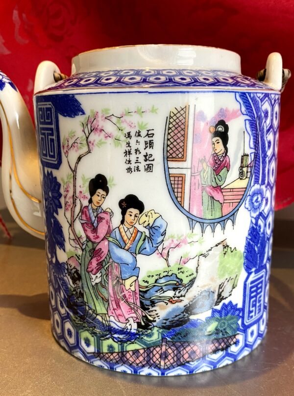 Chinese vintage Famille rose porseleinen theepot met poëzie en schoonheden | Chinese Famille Rose porcelain teapot with poetry & beauties – 20th century