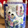 Chinese Famille Rose porcelain teapot with poetry & beauties – 20th century (15)_resultaat Chinese vintage Famille rose porseleinen theepot met poëzie en schoonheden | Chinese Famille Rose porcelain teapot with poetry & beauties – 20th century