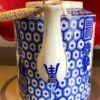 Chinese vintage Famille rose porseleinen theepot met poëzie en schoonheden | Chinese Famille Rose porcelain teapot with poetry & beauties – 20th century