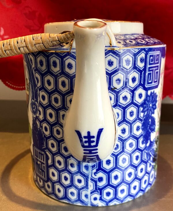 Chinese vintage Famille rose porseleinen theepot met poëzie en schoonheden | Chinese Famille Rose porcelain teapot with poetry & beauties – 20th century