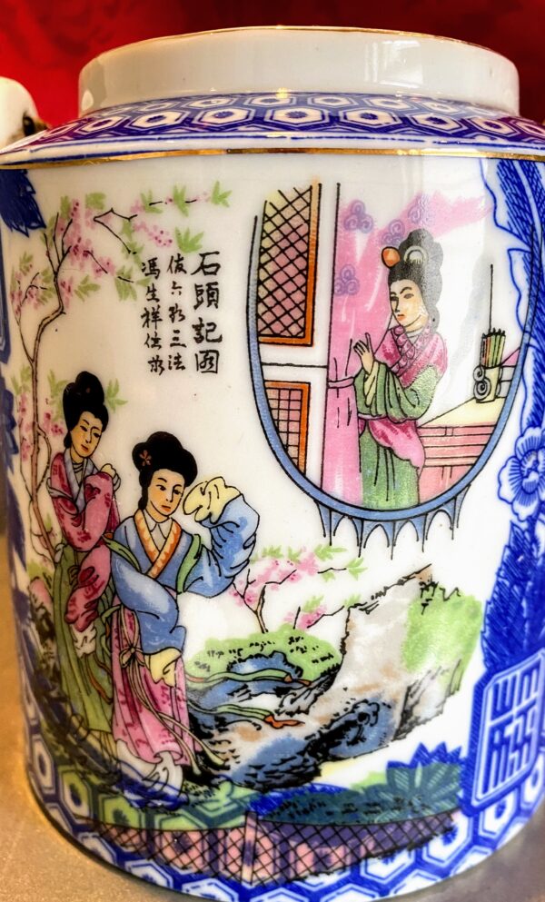 Chinese vintage Famille rose porseleinen theepot met poëzie en schoonheden | Chinese Famille Rose porcelain teapot with poetry & beauties – 20th century