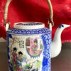 Chinese Famille Rose porcelain teapot with poetry & beauties – 20th century (1)_resultaat Chinese vintage Famille rose porseleinen theepot met poëzie en schoonheden | Chinese Famille Rose porcelain teapot with poetry & beauties – 20th century
