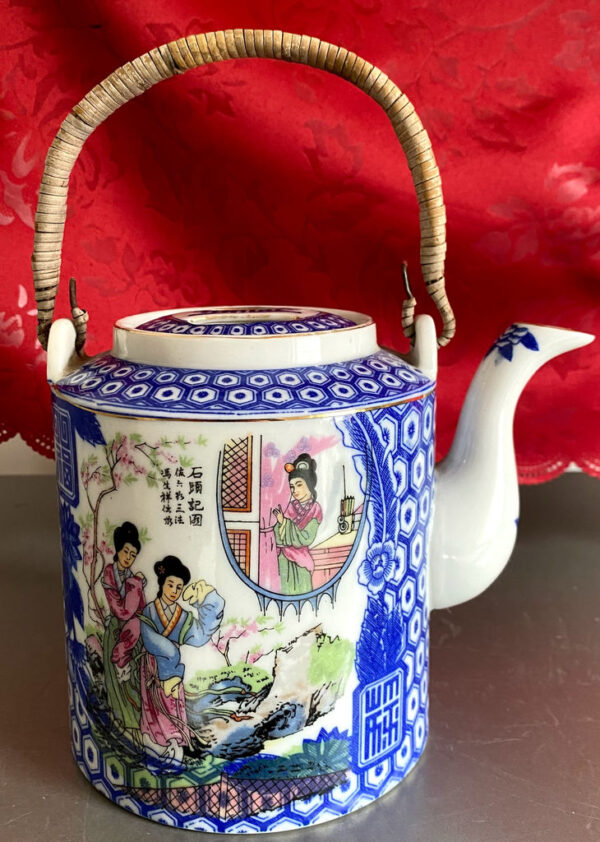 Chinese Famille Rose porcelain teapot with poetry & beauties – 20th century (1)_resultaat Chinese vintage Famille rose porseleinen theepot met poëzie en schoonheden | Chinese Famille Rose porcelain teapot with poetry & beauties – 20th century