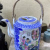Chinese Famille Rose porcelain teapot with poetry & beauties – 20th century (1)_resultaat Chinese vintage Famille rose porseleinen theepot met poëzie en schoonheden | Chinese Famille Rose porcelain teapot with poetry & beauties – 20th century