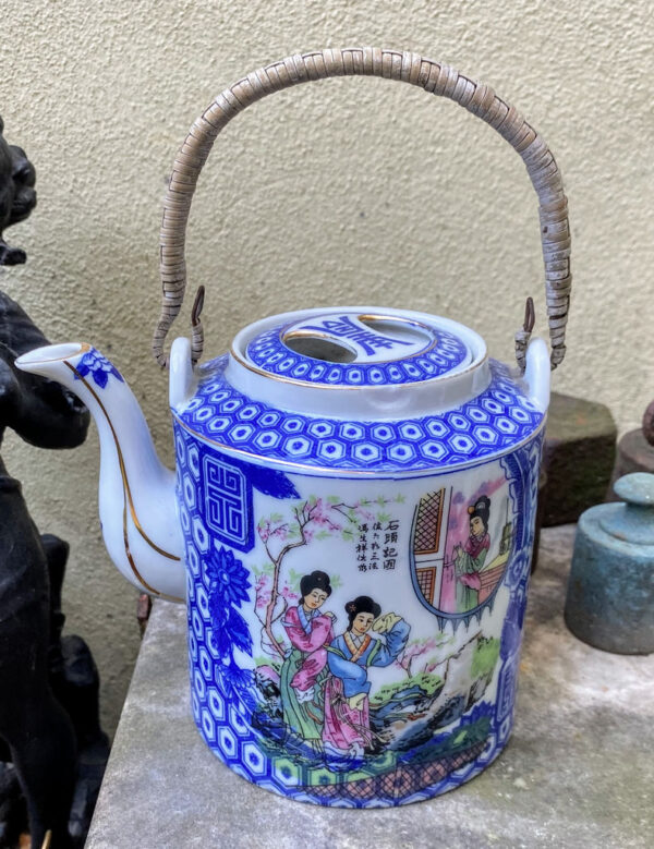 Chinese Famille Rose porcelain teapot with poetry & beauties – 20th century (1)_resultaat Chinese vintage Famille rose porseleinen theepot met poëzie en schoonheden | Chinese Famille Rose porcelain teapot with poetry & beauties – 20th century