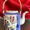 Chinese vintage Famille rose porseleinen theepot met poëzie en schoonheden | Chinese Famille Rose porcelain teapot with poetry & beauties – 20th century