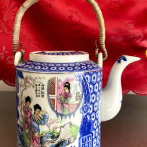 Chinese Famille Rose porcelain teapot with poetry & beauties – 20th century (2) Chinese vintage Famille rose porseleinen theepot met poëzie en schoonheden | Chinese Famille Rose porcelain teapot with poetry & beauties – 20th century