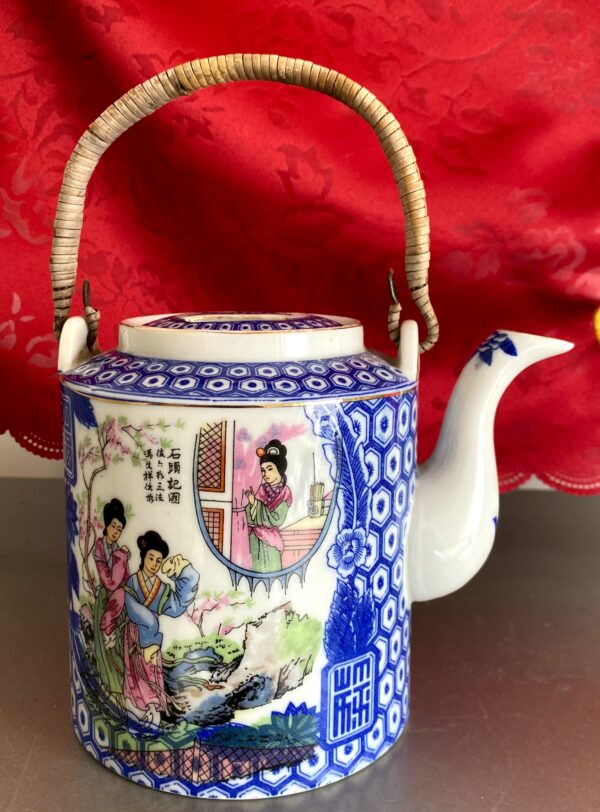 Chinese vintage Famille rose porseleinen theepot met poëzie en schoonheden | Chinese Famille Rose porcelain teapot with poetry & beauties – 20th century
