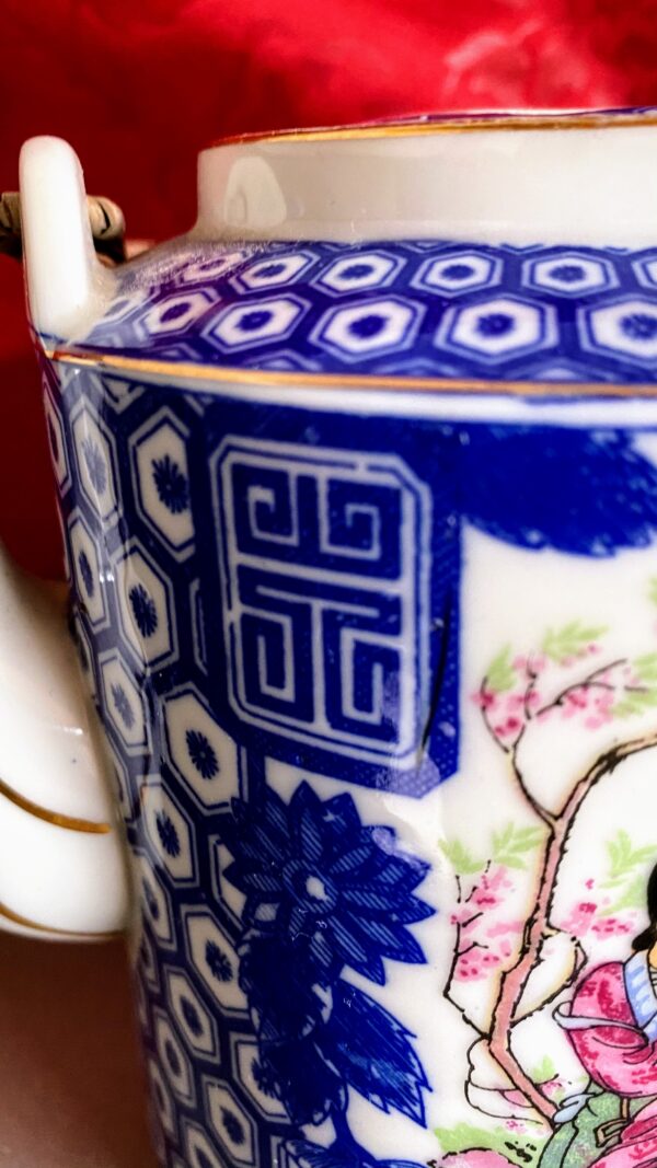 Chinese vintage Famille rose porseleinen theepot met poëzie en schoonheden | Chinese Famille Rose porcelain teapot with poetry & beauties – 20th century