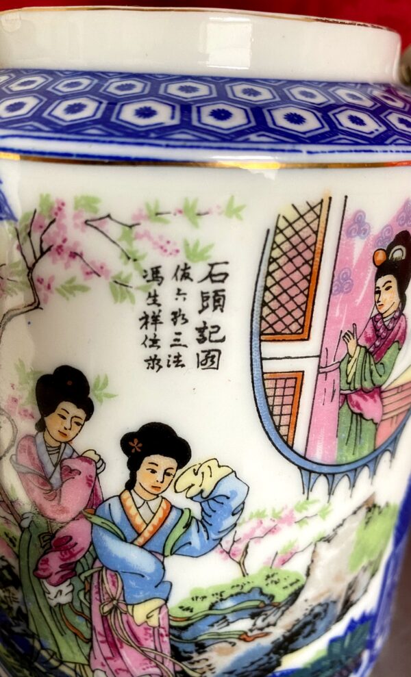 Chinese vintage Famille rose porseleinen theepot met poëzie en schoonheden | Chinese Famille Rose porcelain teapot with poetry & beauties – 20th century