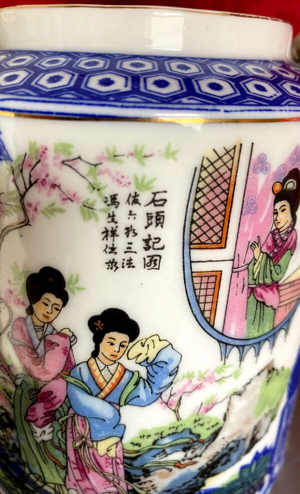 Chinese Famille Rose porcelain teapot with poetry & beauties – 20th century (6)_resultaat Chinese vintage Famille rose porseleinen theepot met poëzie en schoonheden | Chinese Famille Rose porcelain teapot with poetry & beauties – 20th century