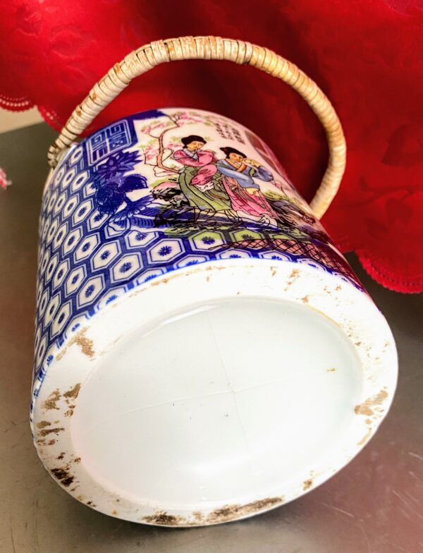 Chinese vintage Famille rose porseleinen theepot met poëzie en schoonheden | Chinese Famille Rose porcelain teapot with poetry & beauties – 20th century