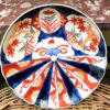 Chinese Imari dish – Mao period, hand‑painted porcelain (c. 1950) (1) Chinese Imari schotel – Mao‑periode, handbeschilderd porselein | Chinese Imari dish – Mao period, hand‑painted porcelain (c. 1950)