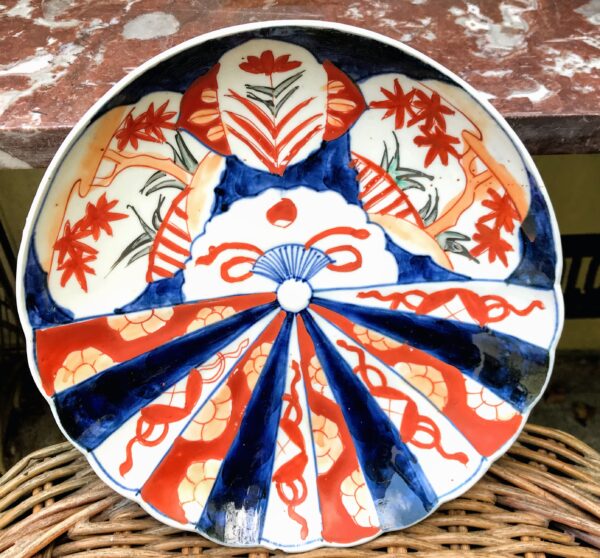 Chinese Imari dish – Mao period, hand‑painted porcelain (c. 1950) (1) Chinese Imari schotel – Mao‑periode, handbeschilderd porselein | Chinese Imari dish – Mao period, hand‑painted porcelain (c. 1950)