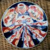 Chinese Imari dish – Mao period, hand‑painted porcelain (c. 1950) (2) Chinese Imari schotel – Mao‑periode, handbeschilderd porselein | Chinese Imari dish – Mao period, hand‑painted porcelain (c. 1950)