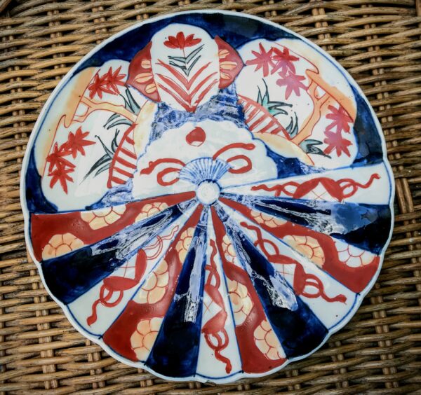 Chinese Imari dish – Mao period, hand‑painted porcelain (c. 1950) (2) Chinese Imari schotel – Mao‑periode, handbeschilderd porselein | Chinese Imari dish – Mao period, hand‑painted porcelain (c. 1950)
