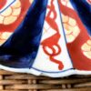 Chinese Imari dish – Mao period, hand‑painted porcelain (c. 1950) (3) Chinese Imari schotel – Mao‑periode, handbeschilderd porselein | Chinese Imari dish – Mao period, hand‑painted porcelain (c. 1950)