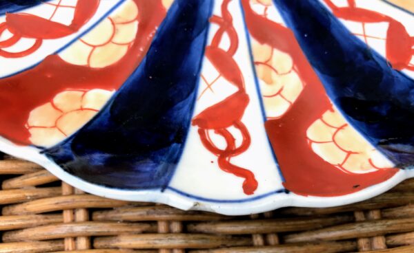 Chinese Imari dish – Mao period, hand‑painted porcelain (c. 1950) (3) Chinese Imari schotel – Mao‑periode, handbeschilderd porselein | Chinese Imari dish – Mao period, hand‑painted porcelain (c. 1950)