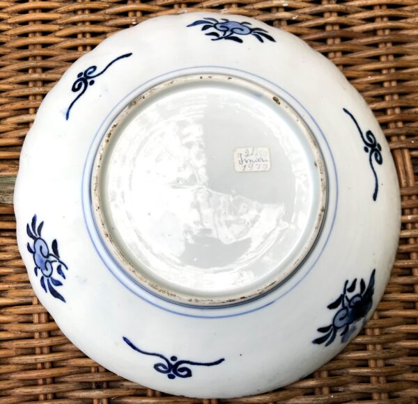Chinese Imari dish – Mao period, hand‑painted porcelain (c. 1950) (4) Chinese Imari schotel – Mao‑periode, handbeschilderd porselein | Chinese Imari dish – Mao period, hand‑painted porcelain (c. 1950)