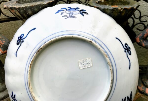 Chinese Imari dish – Mao period, hand‑painted porcelain (c. 1950) (5) Chinese Imari schotel – Mao‑periode, handbeschilderd porselein | Chinese Imari dish – Mao period, hand‑painted porcelain (c. 1950)