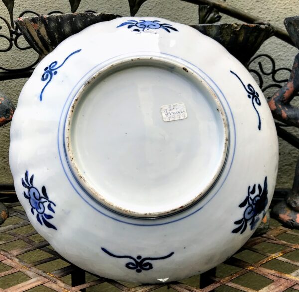 Chinese Imari dish – Mao period, hand‑painted porcelain (c. 1950) (6) Chinese Imari schotel – Mao‑periode, handbeschilderd porselein | Chinese Imari dish – Mao period, hand‑painted porcelain (c. 1950)