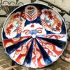 Chinese Imari dish – Mao period, hand‑painted porcelain (c. 1950) (7) Chinese Imari schotel – Mao‑periode, handbeschilderd porselein | Chinese Imari dish – Mao period, hand‑painted porcelain (c. 1950)