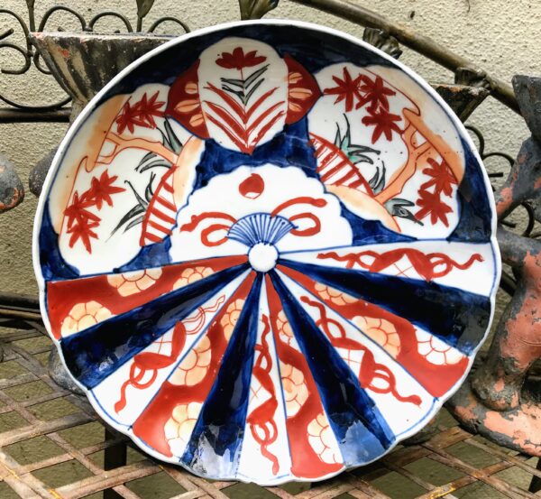 Chinese Imari dish – Mao period, hand‑painted porcelain (c. 1950) (7) Chinese Imari schotel – Mao‑periode, handbeschilderd porselein | Chinese Imari dish – Mao period, hand‑painted porcelain (c. 1950)