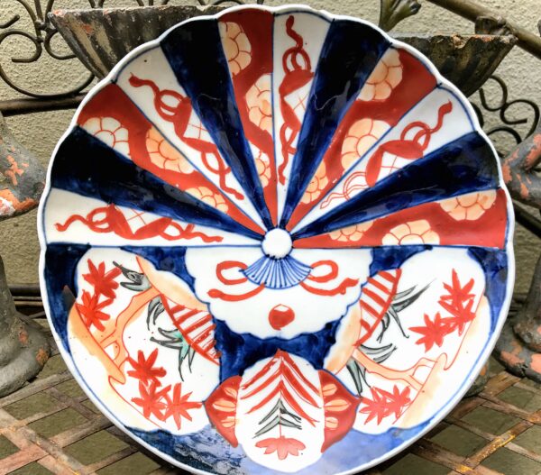 Chinese Imari dish – Mao period, hand‑painted porcelain (c. 1950) (8) Chinese Imari schotel – Mao‑periode, handbeschilderd porselein | Chinese Imari dish – Mao period, hand‑painted porcelain (c. 1950)