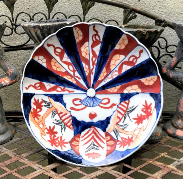 Chinese Imari dish – Mao period, hand‑painted porcelain (c. 1950) (9) Chinese Imari schotel – Mao‑periode, handbeschilderd porselein | Chinese Imari dish – Mao period, hand‑painted porcelain (c. 1950)