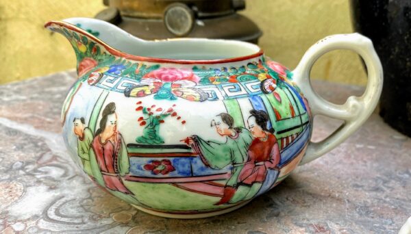 Chinees export Rose Canton porseleinen melkkannetje – Medaillons en bloemen, Ch’ing‑dynastie | Chinese Rose Canton export porcelain milk jug – Medallions & floral décor, Qing dynasty, late 19th century